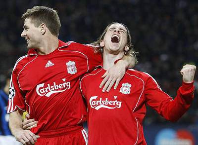 Fernando Torres canta su gol abrazado a Gerrard.