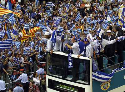 La  senyera  ondeaba junto a las banderas blanquiazules cuando el Español ganó la Copa del Rey en 2006.