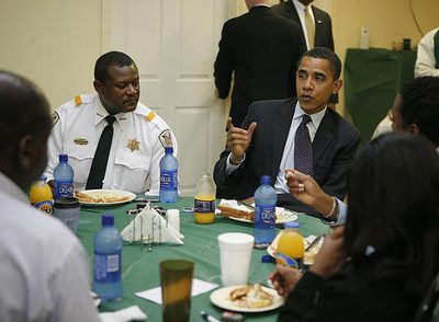 Barack Obama se dirige a los comensales con los que compartió ayer un desayuno en Greenville, Misisipi.