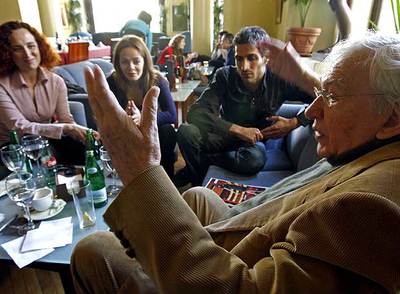 Los intérpretes de  La señorita Julia  escuchan al director teatral Miguel Narros.