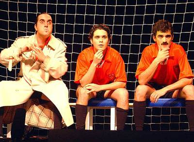 Actores de la compañía SINverso Teatro, en una escena del montaje  100% fúrbol .