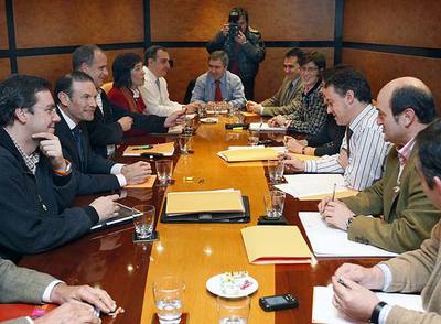 El  lehendakari  Ibarretxe (a la izquierda) con el resto de la dirección del PNV, en la reunión mantenida el  lunes para analizar los resultados.