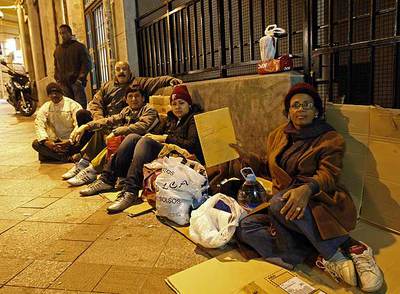 Marta se prepara para pasar la noche en la cola, frente al Registro Civil Central. Son las once.