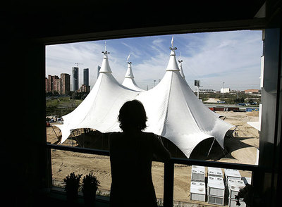 Una carpa con una altura de 10 pisos