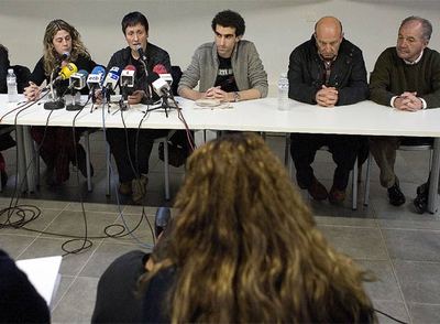 Los concejales de ANV de Mondragón y la alcaldesa, Inocencia Galparsoro (tercera por la izquierda), durante la lectura del comunicado.