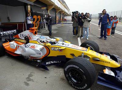 Fernando Alonso y su nuevo R-28, en el Circuito Ricardo Tormo de Cheste, Valencia.