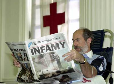 Un ciudadano estadounidense dona sangre tras los atentados del 11-S.