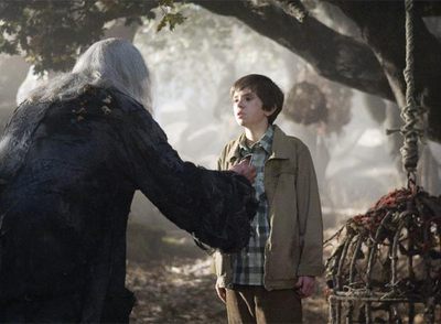 Nick Nolte, de espaldas, y Freddie Highmore, en  Las crónicas de Spiderwick. 