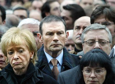El  lehendakari  Juan José Ibarretxe, entre María Teresa Fernández De la Vega y José Blanco, tras el asesinato de  Isaías Carrasco.