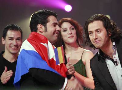 Costel Busuioc, ganador de  Hijos de Babel,  con otros participantes tras conocer su victoria.