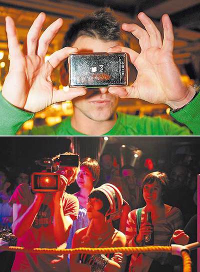 Arriba, Sebastián Cros, de Studio Cero. Abajo, el público, pegado al  ring , atento a un combate de MP3.