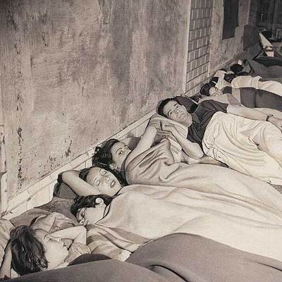 Ciudadanos durmiendo en el metro de Barcelona en 1938. Fotografía de Jean Moral recogida en el libro 'Kessel  Moral. Dos reporteros en la Guerra Civil española', de Michel Lefebvre.