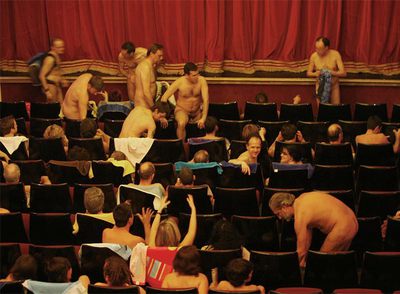 El público de la obra  Naked boys singing  se desnuda antes de comenzar la función de ayer.