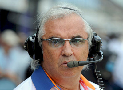 Flavio Briatore observa desde la línea de  boxes  la última sesión previa el Gran Premio de Australia.