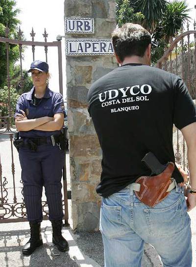 Policías antiblanqueo, durante un registro en casa del ex alcalde marbellí Julián Muñoz en 2006.