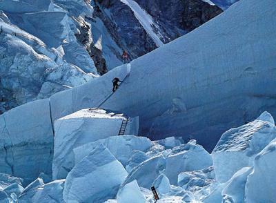 Dos integrantes del equipo de 'Al filo de lo imposible' escalan la cascada de hielo del Khumbu, en el Everest, en 1987.