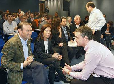 El presidente del PNV, Iñigo Urkullu (derecha), con el  lehendakari,  Juan José Ibarretxe, y la presidenta del Parlamento vasco, Izaskun Bilbao.