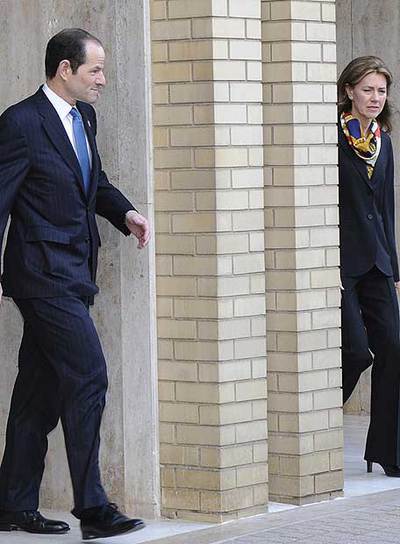 Eliot Spitzer sale de su residencia en el centro de Manhattan junto a su esposa, Silda, el miércoles.