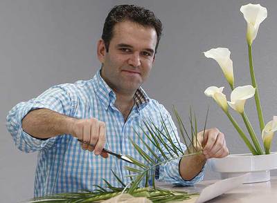 Jesús Encinar, practicando el  ikebana,  una de sus principales aficiones.