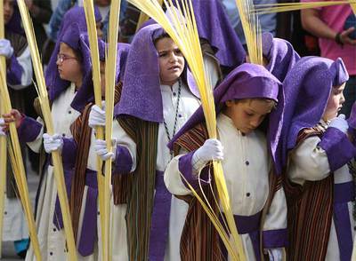 La Semana Santa arranca con buen tiempo y afluencia masiva a las procesiones