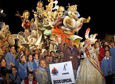 La fallera mayor de Nou Campanar, Nilvania Brito, y el presidente, Juan Armiñana, celebran el primer premio con el resto de la comisión.