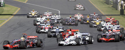 Lewis Hamilton, a la izquierda, toma la primera curva de la carrera. A la derecha, por delante de Raikkonen, el Renault de Alonso.