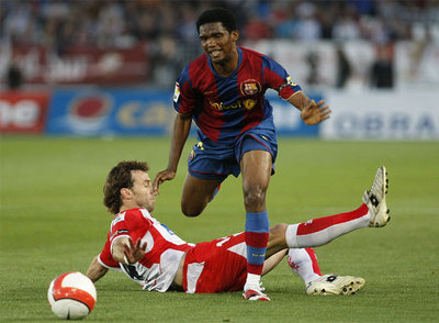 Eto'o salta sobre Pulido en un momento del encuentro.