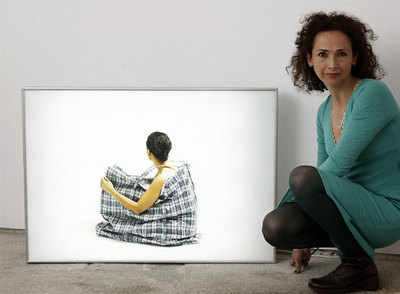 La pintora y fotógrafa colombiana Luz Ángela Lizarazo, junto a una obra de la colección  El Dorado .