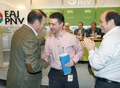 El  lehendakari  (a la izquierda) saluda a Iñigo Urkullu en la última asamblea del PNV.