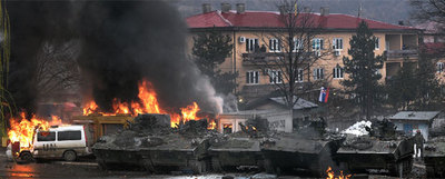 Coches de la ONU ardiendo después de los enfrentamientos entre serbios y soldados de la Alianza Atlántica ayer en la ciudad de Mitrovica.
