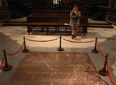 Manuel Galiana, narrador y conductor de la serie, junto a la tumba del Cid.