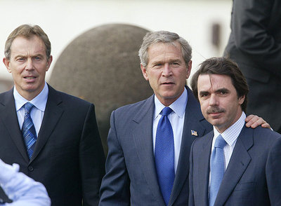 La  foto de las Azores.  Blair, Bush y Aznar, tras decidir la invasión de Irak, el 16 de marzo de 2003.