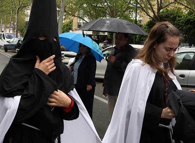 El agua obliga a suspender las procesiones de la Semana Santa sevillana