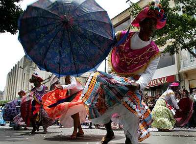 Actuación de un grupo de danza durante la inauguración del festival.