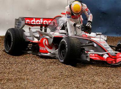 Lewis Hamilton abandona su coche tras sufrir un accidente durante unos entrenamientos en Jerez.