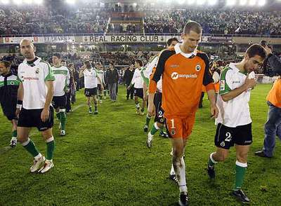 Los jugadores del Racing salen al campo, reclamados por la afición, tras ser eliminados de la Copa del Rey.