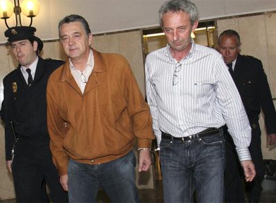 El ex alcalde Eugenio Hidalgo (izquierda) esposado al  arrepentido  Jaume Gibert, en marzo de 2007.