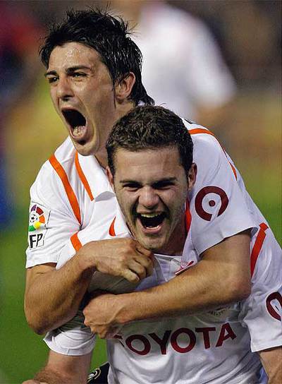 Mata, con Villa sobre los hombres, celebra su segundo al Barcelona.