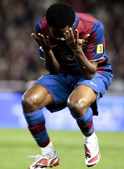 Eto'o se lamenta tras fallar una ocasión.