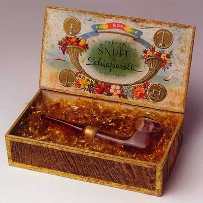 Frasco de perfume diseñado para Elsa Schiaparelli por Leonor Fini, basado en la pintura  Ceci n'est pas une pipe,  de Magritte.