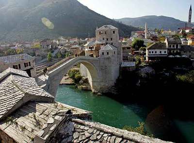 El viejo puente de Mostar, en 2005, un año después de su reconstrucción.