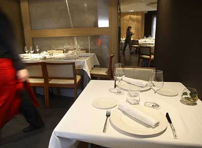 El comedor de Trigo, en Valladolid. Abajo, manitas de tostón rellenas de queso de cabra y  boletus. 