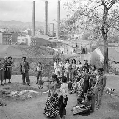  La Chunga con fábrica detrás,  en Montjuïc (Barcelona, 1955).