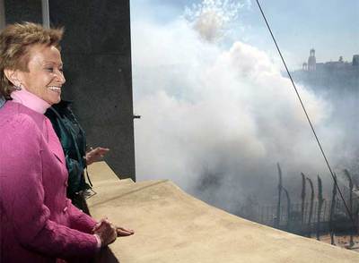 La vicepresidenta del Gobierno asiste a una  mascletà  desde el balcón del Ateneo.