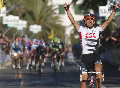 Cancellara cruza la meta a unos metros de distancia del pelotón.