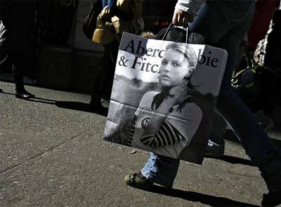 Una compradora, con una bolsa de una tienda de Abercrombie, en las calles de Nueva York.