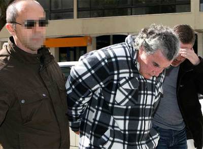Agentes de la Policía Judicial portuguesa trasladan esposado a José Carlos Serna, supuesto  cerebro  de la banda.