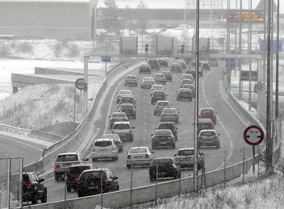 Estado de la circulación en la AP-6 a la altura de la localidad segoviana de San Rafael.