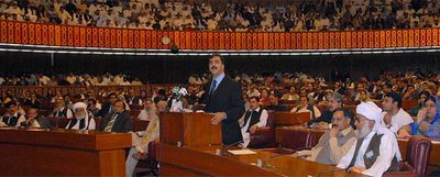 El primer ministro paquistaní, Yusuf Raza Gillani, interviene en la Asamblea Nacional en Islamabad.