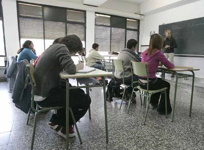 Alumnos de tercero de ESO atienden las explicaciones de una profesora en un instituto de Vitoria.